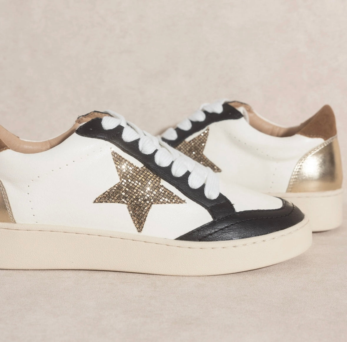 1569 Eliana Black Sneakers