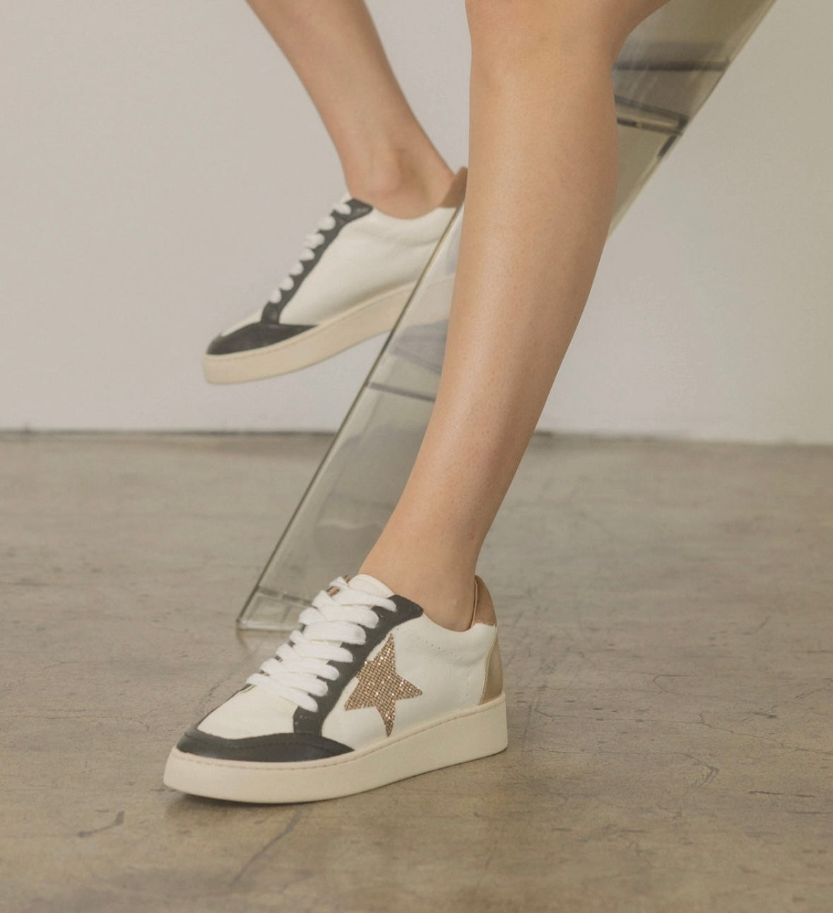 1569 Eliana Black Sneakers
