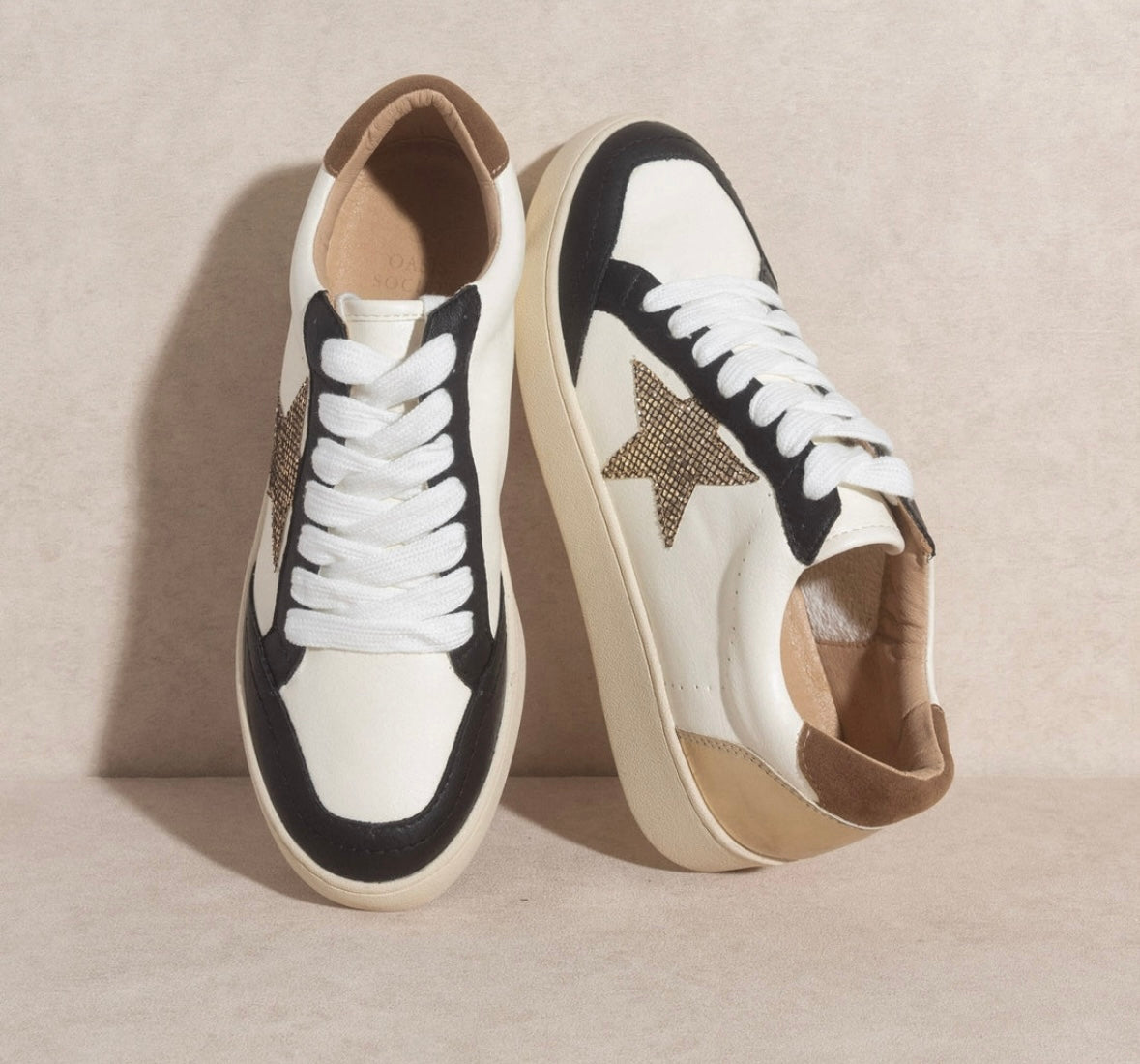 1569 Eliana Black Sneakers