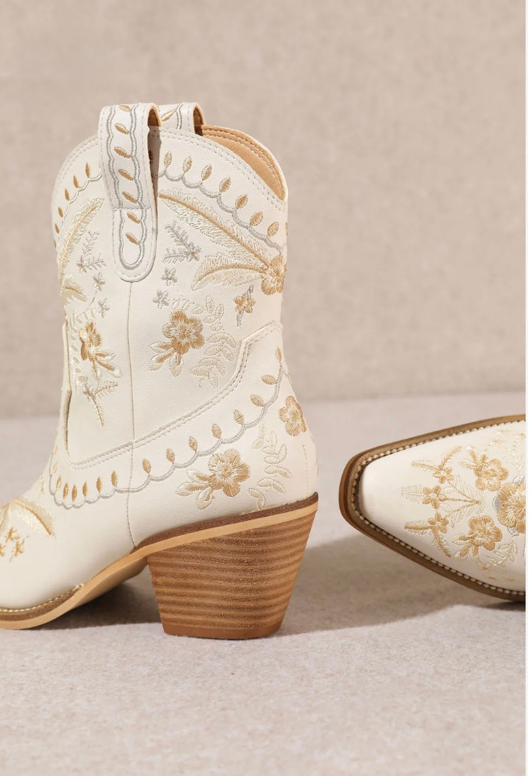 1682 Classic Toe Boot
